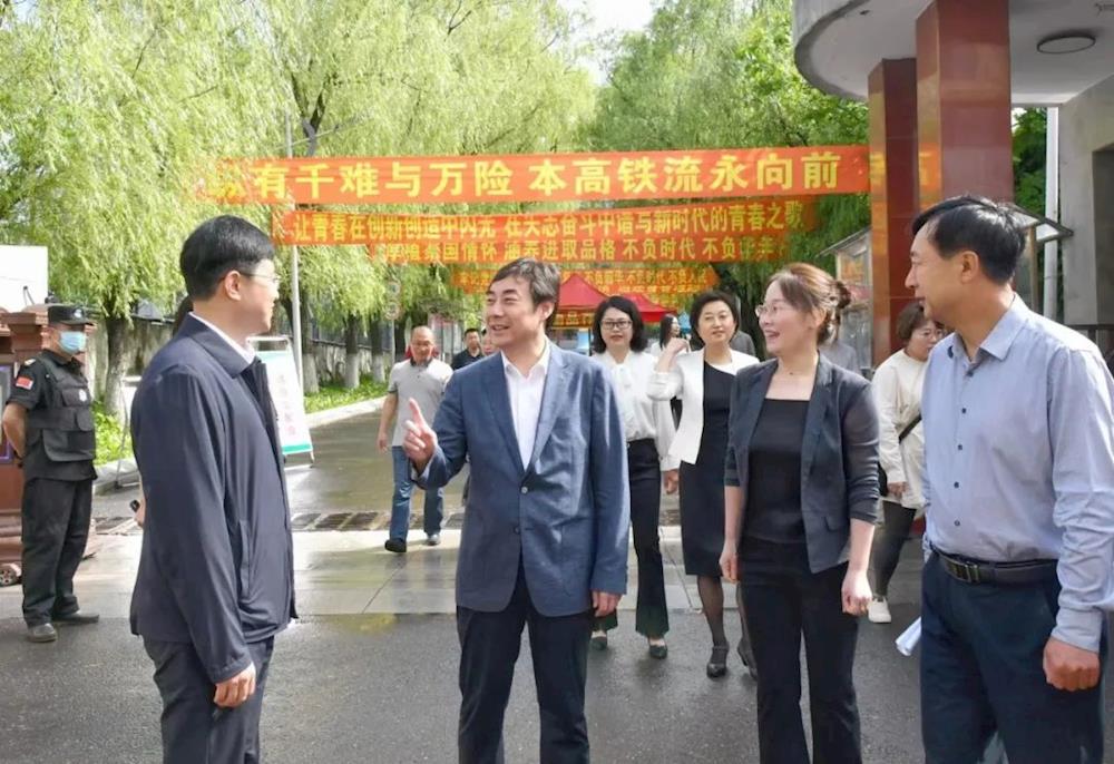 吴澜深入部分考点检查高考准备工作