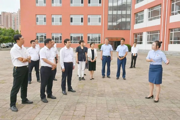 吴澜吴世民在教师节前夕走访慰问教师和教育工作者