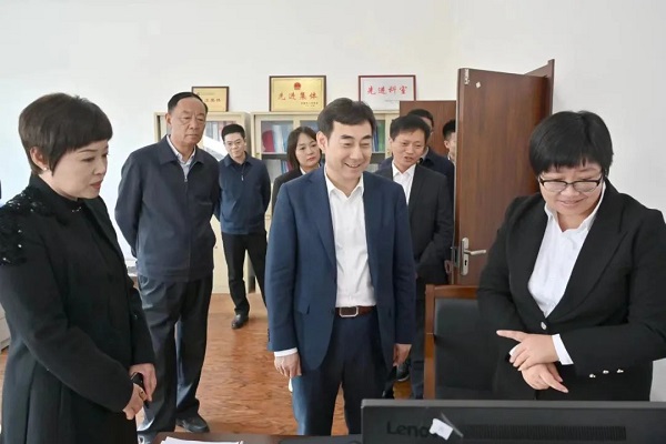 吴澜到市统计局调研经济运行工作
