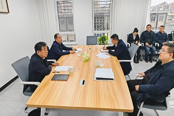 吴世民接待来访群众并现场办公推动解决问题